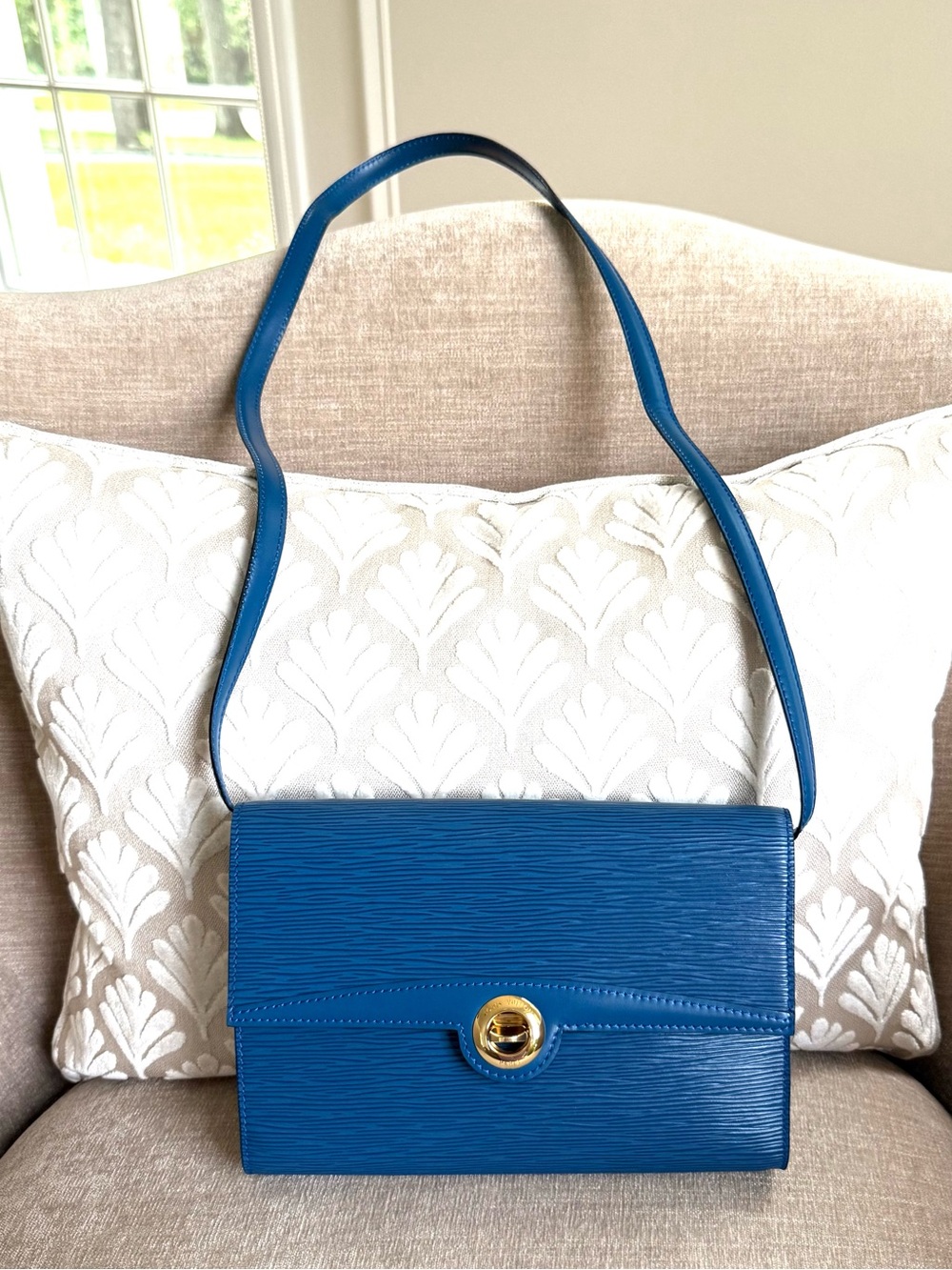 Authentic Louis Vuitton Epi Pochette Arche Shoulder Bag in Toledo Blue M52575